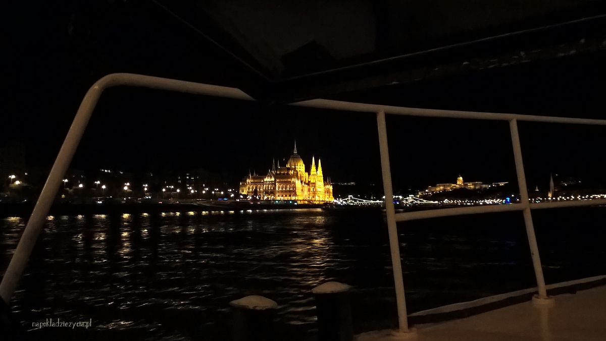 Budapeszt tramwaj wodny widoki parlament wieczorem