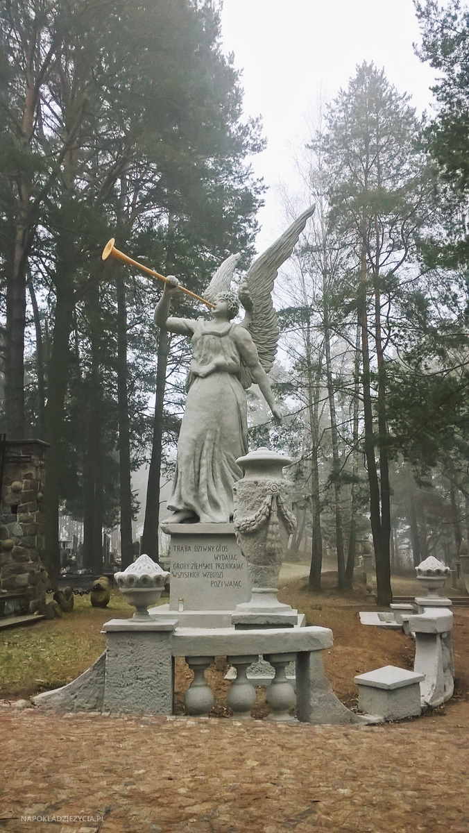 Białystok atrakcje: cmentarz w Wasilkowie