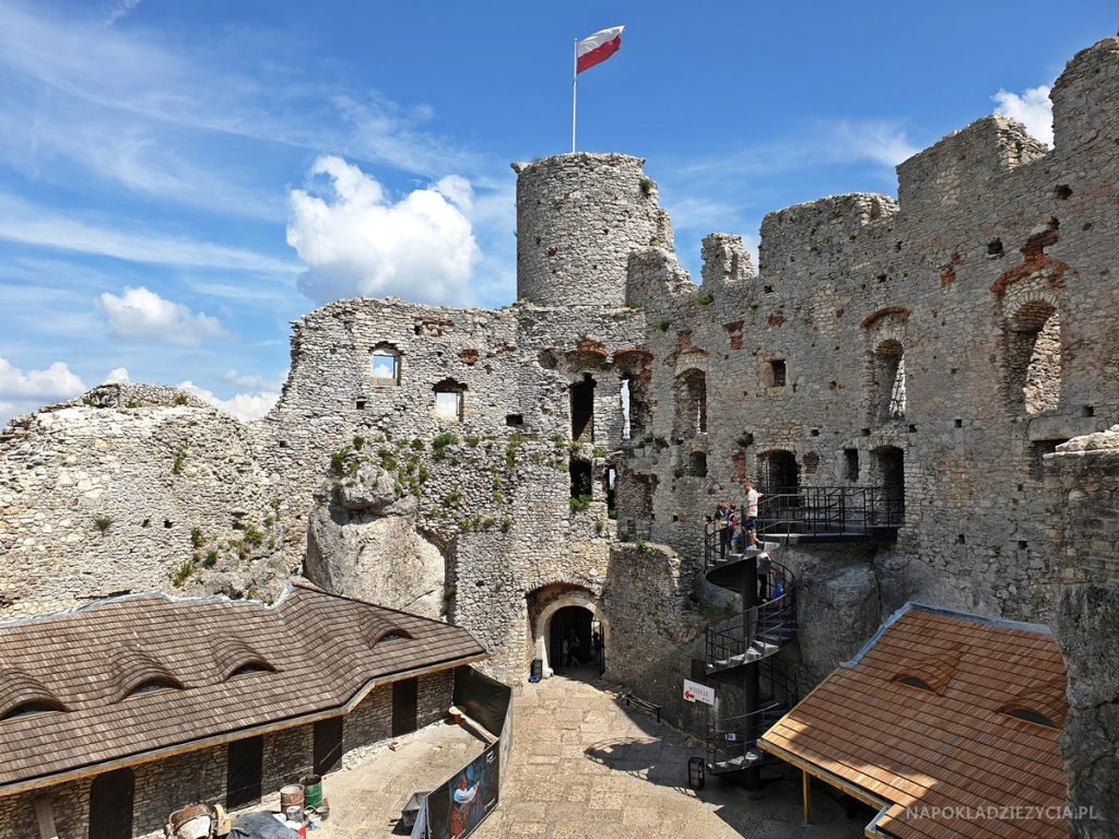 Zamek Ogrodzieniec w Podzamczu: ciekawostki, legendy, historia, zwiedzanie, zdjęcia
